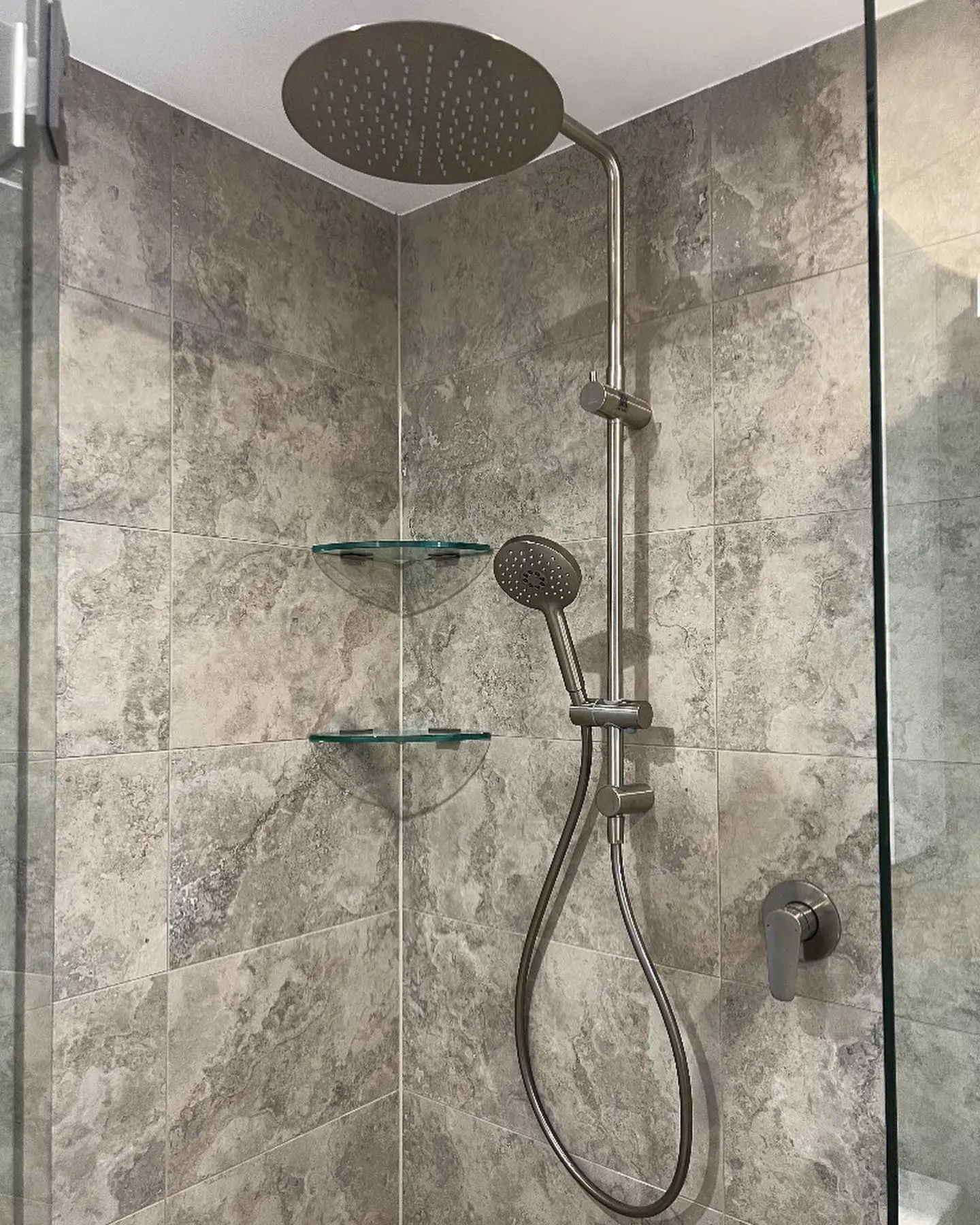 Stone shower tiles and chrome fittings